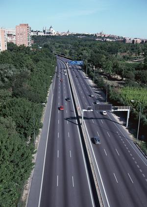 ハイエース、商用車専門に取り扱い